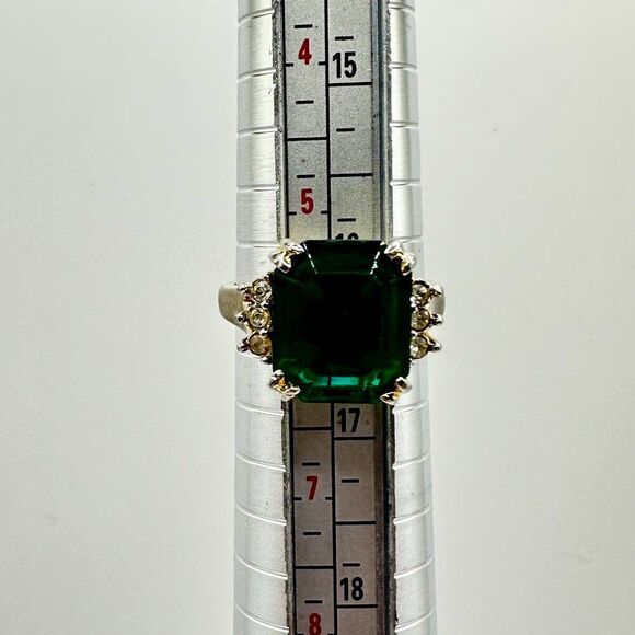 Ring with Large Emerald Colored Stone - Picture 5 of 6